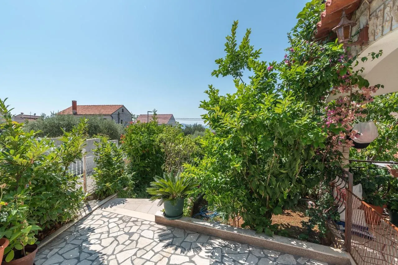 Apartments Vojin Trogir 0*,